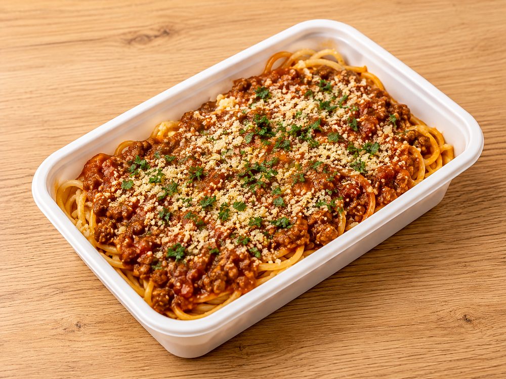 Espaguete à bolonhesa com parmesão e salsinha, na marmita branca