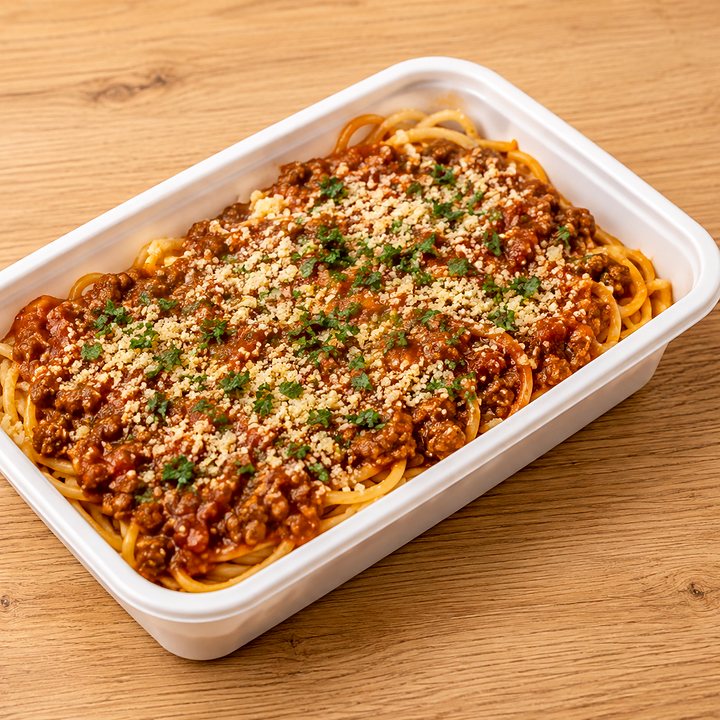 Espaguete à bolonhesa com parmesão e salsinha, em vista inclinada