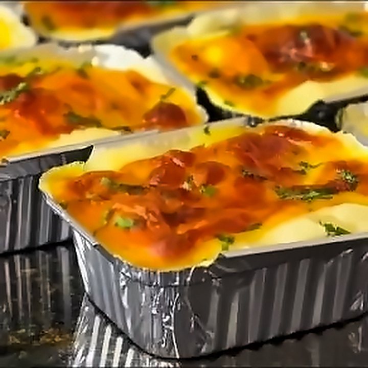Escondidinhos individuais gratinados em marmitas de alumínio