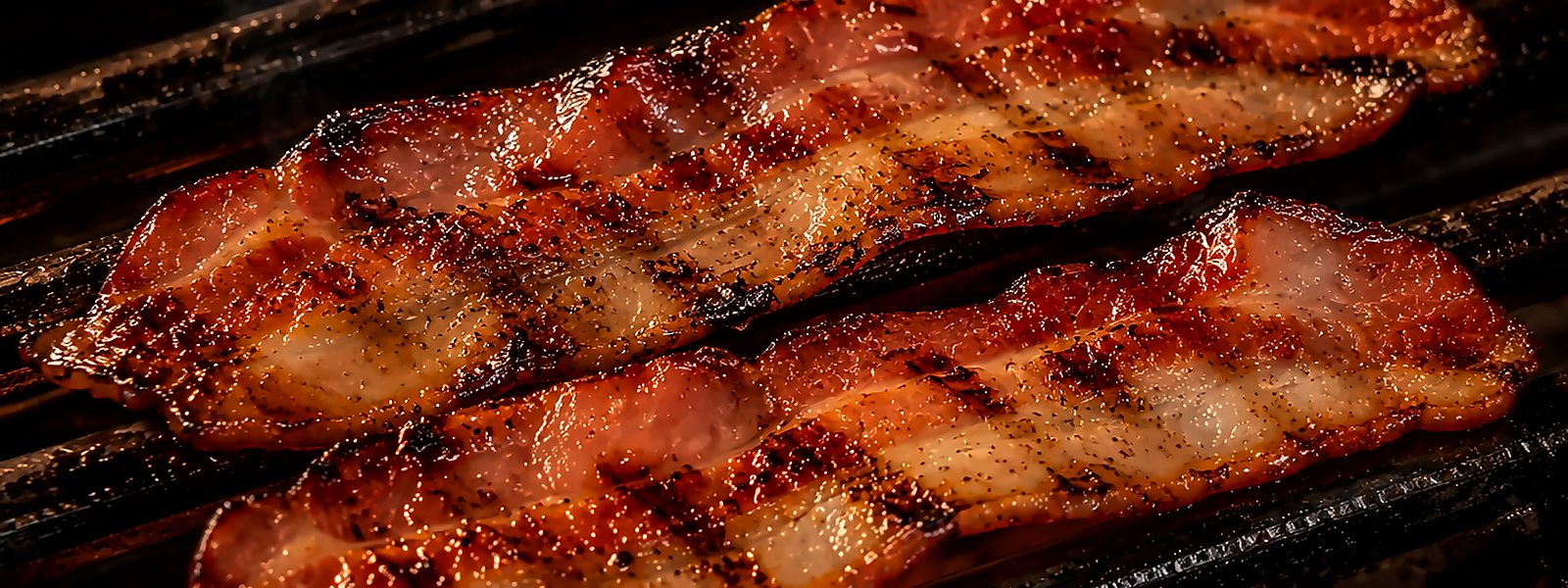 Fatias de bacon grelhando na brasa