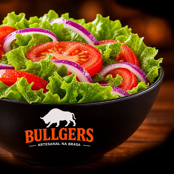 Salada de alface, tomate e cebola roxa na tigela da Bullgers