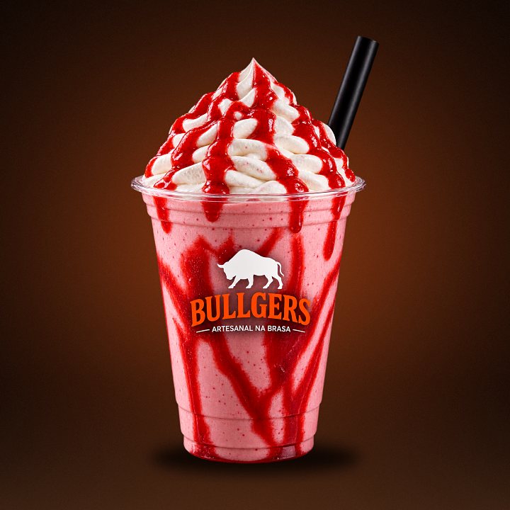 Milk-shake de morango com chantilly e calda vermelha