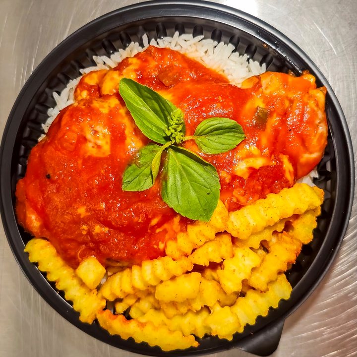 Parmegiana com molho de tomate, arroz e batata frita ondulada