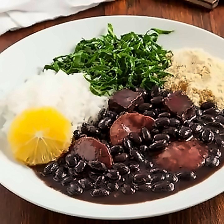Prato de feijoada com arroz, couve, farofa e laranja