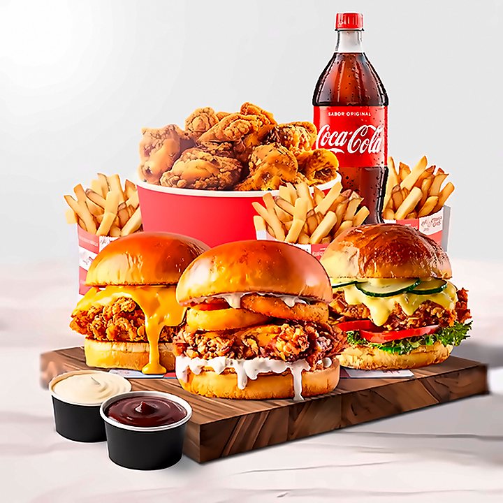 Combo com três sanduíches de frango empanado, balde de frango frito, duas porções de batata frita, garrafa de Coca-Cola e dois potes de molho