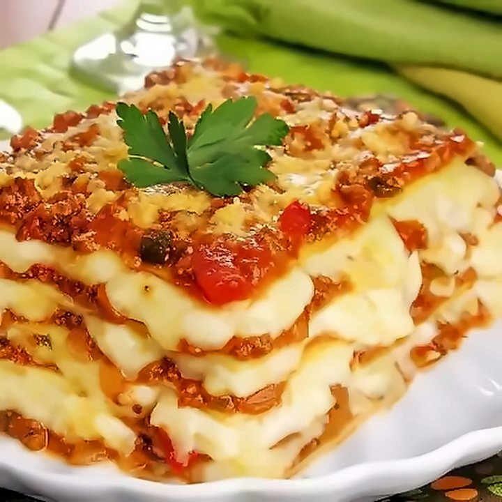 Lasanha de camadas de molho e queijo, com salsinha