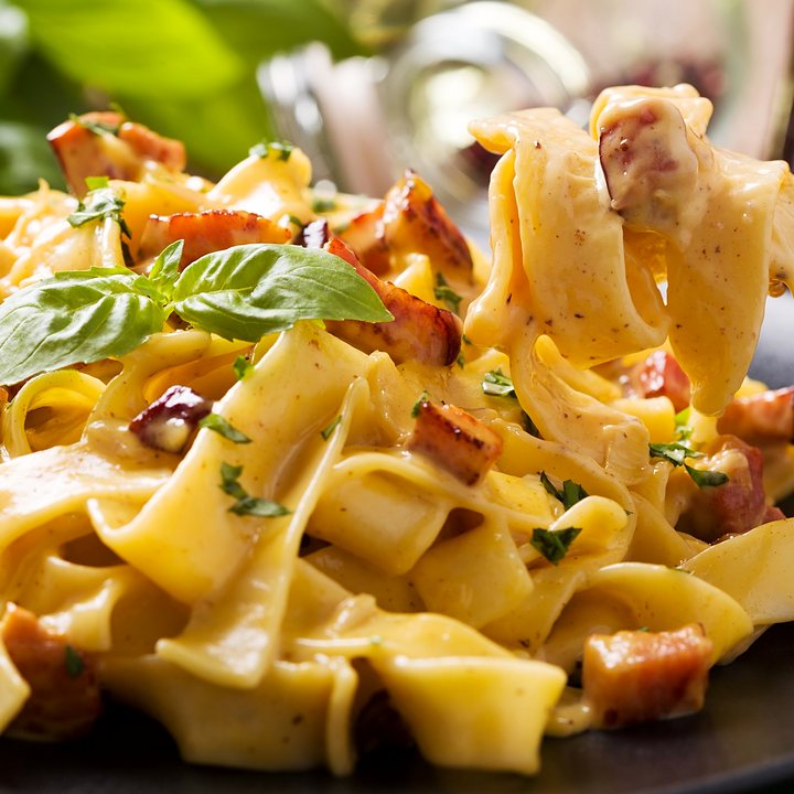 Pappardelle à carbonara com bacon e manjericão